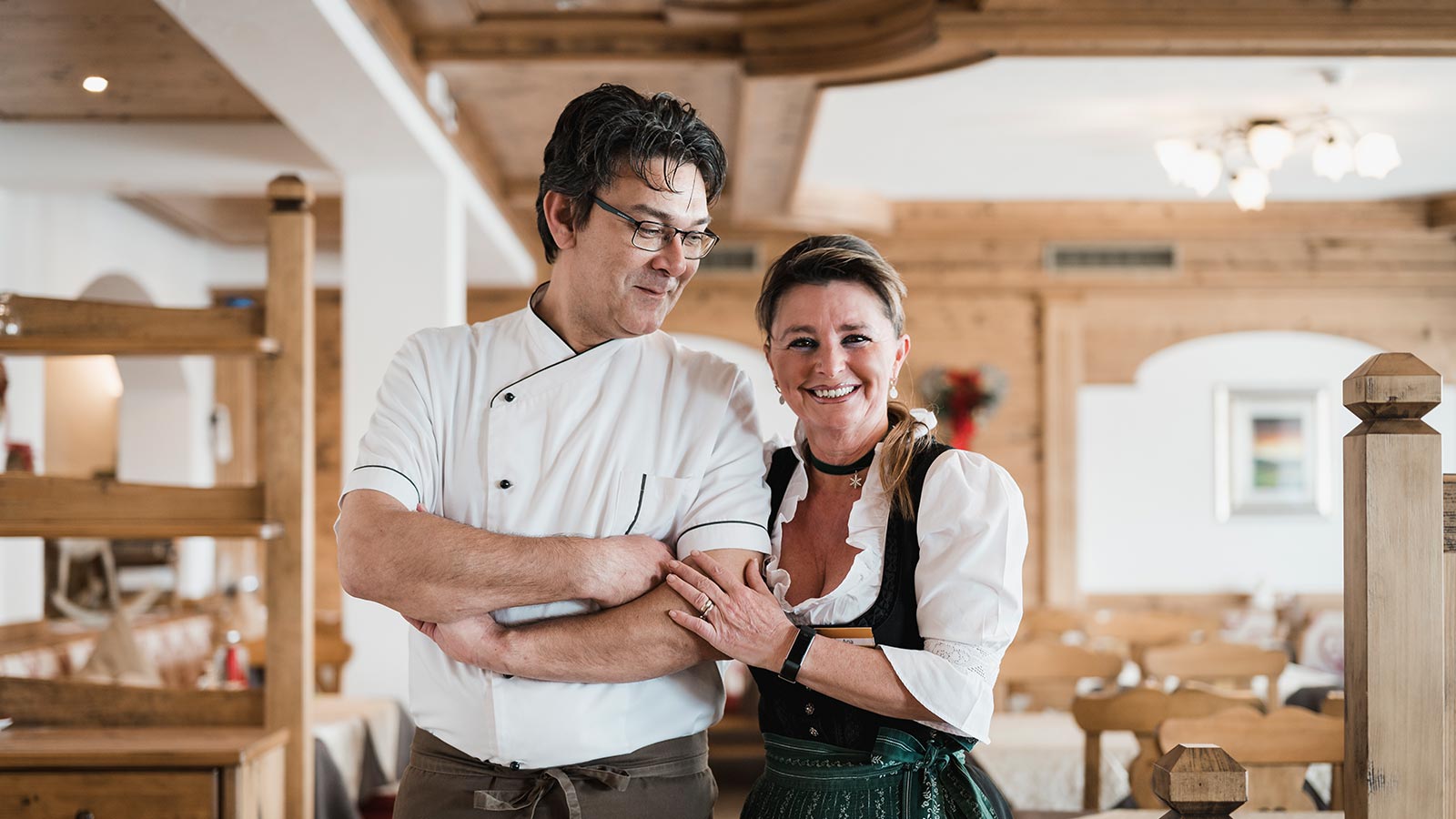 Il cuoco dell'Hotel Laguscei ad Arabba assieme ad una cameriera nella sala da pranzo in legno