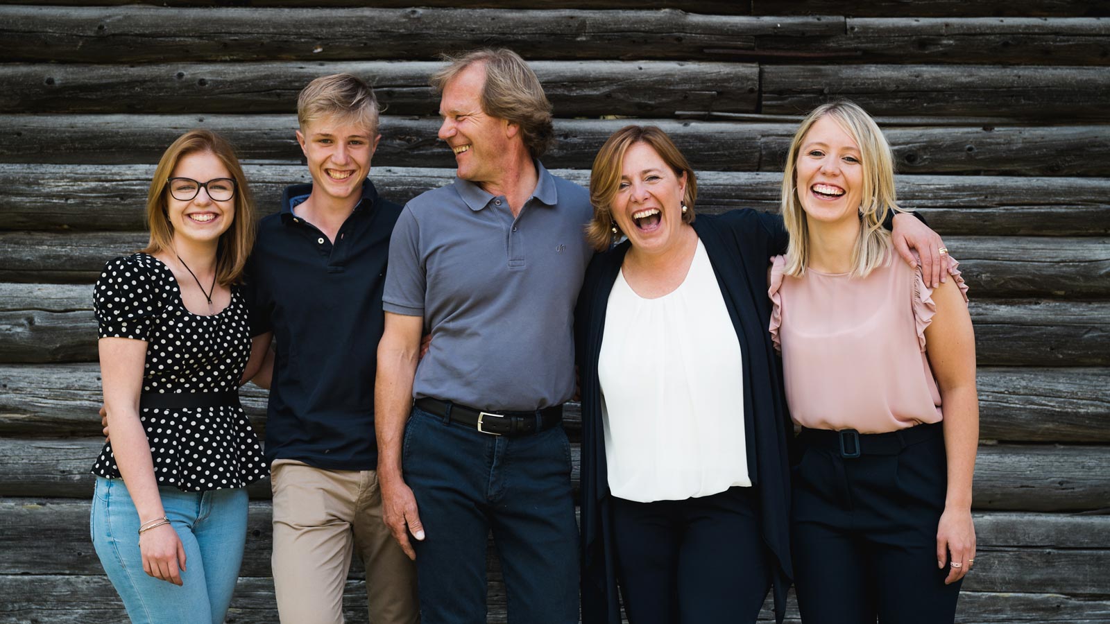 The family of the owners of the Hotel Laguscei smiling