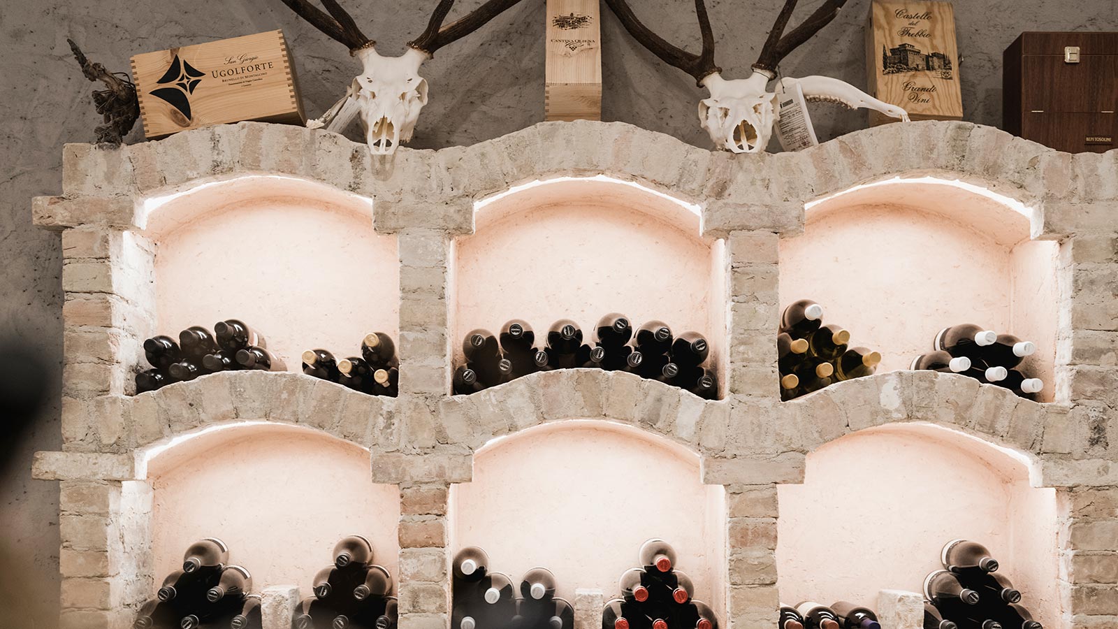 La cantina dei vini dell'Hotel Laguscei con alcune corna di cervo sullo sfondo