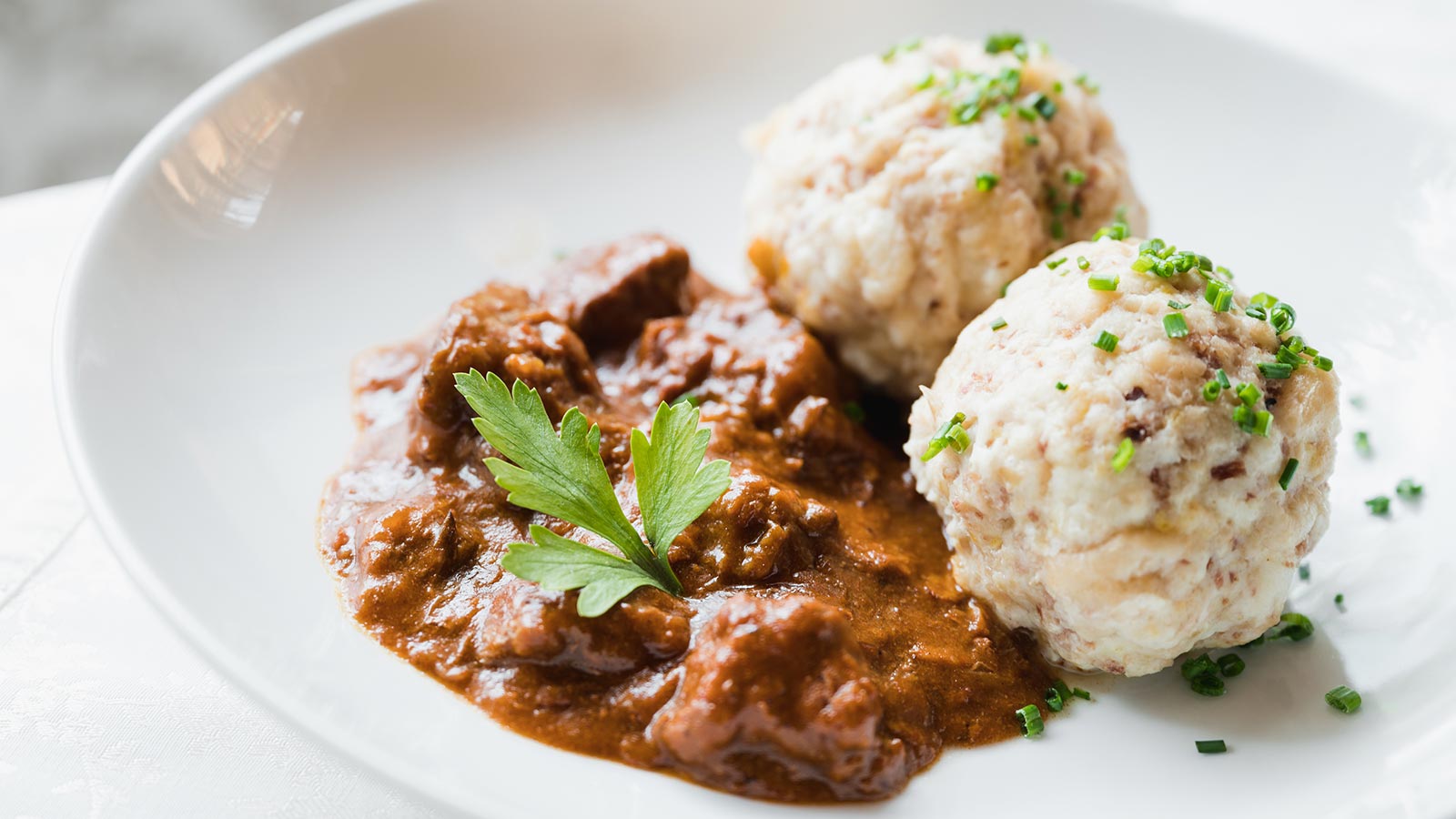 Un piatto di Gulasch e canederli presso il nostro ristorante a Passo Campolongo