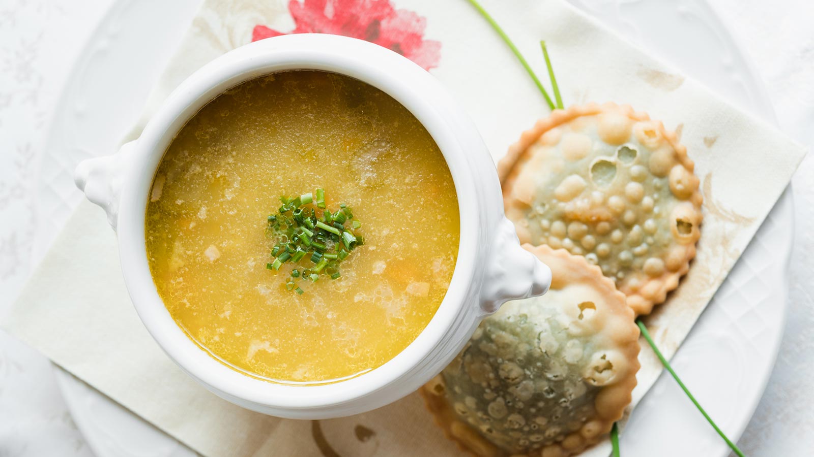 Una tazza di brodo fumante con squisitezza agli spinaci sul lato